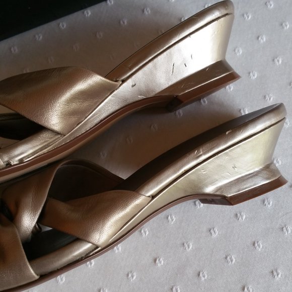 Liz Baker Flared Heel Leather Slip-On Sandal Soft Gold 7M NWT in Original Box - Picture 8 of 9